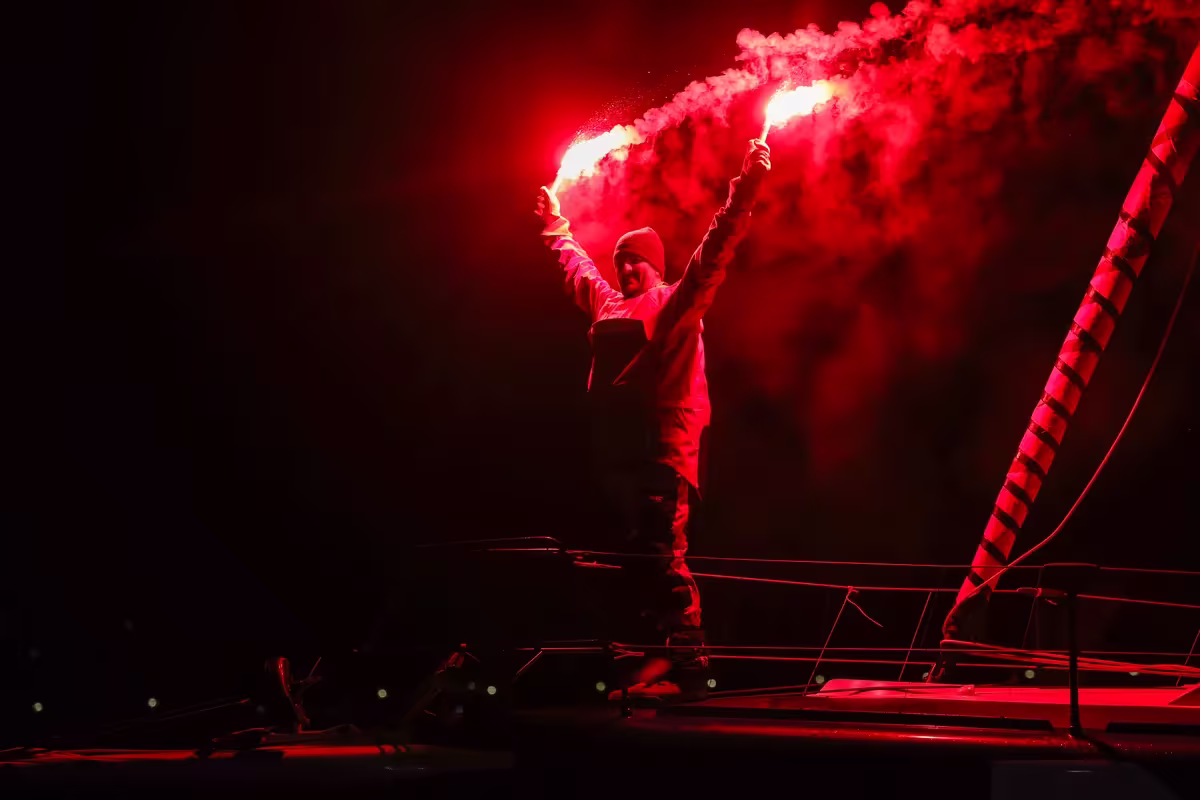 Charlie Dalin Gana la Vendée Globe 2024 y Rompe Récord Histórico